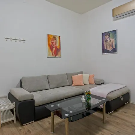 Apartment Rich